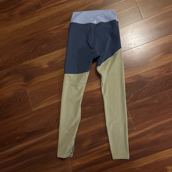 WEWOREWHAT V shaped Splice Leggings size Medium - Picture 5 of 8